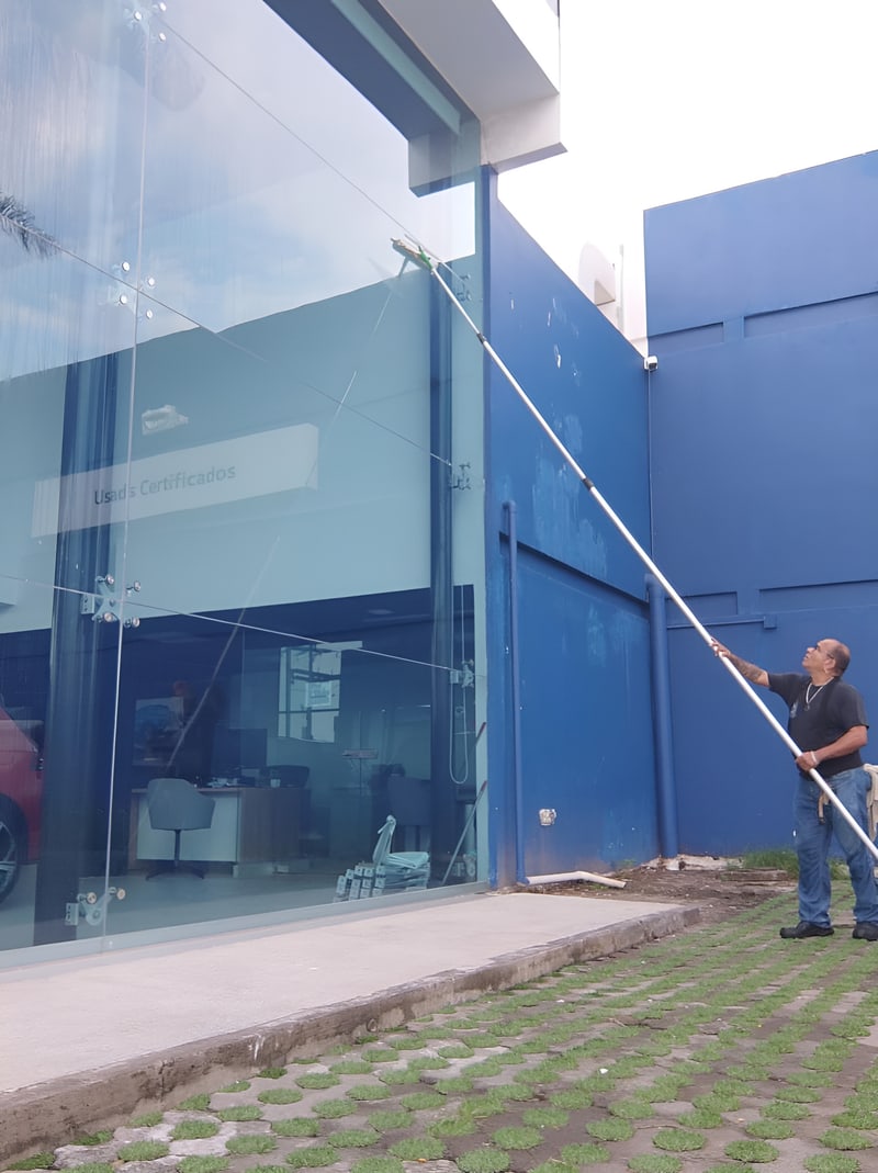 Limpieza exterior de agencia automotriz