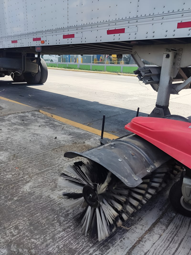 Lavado de tractocamión en patio